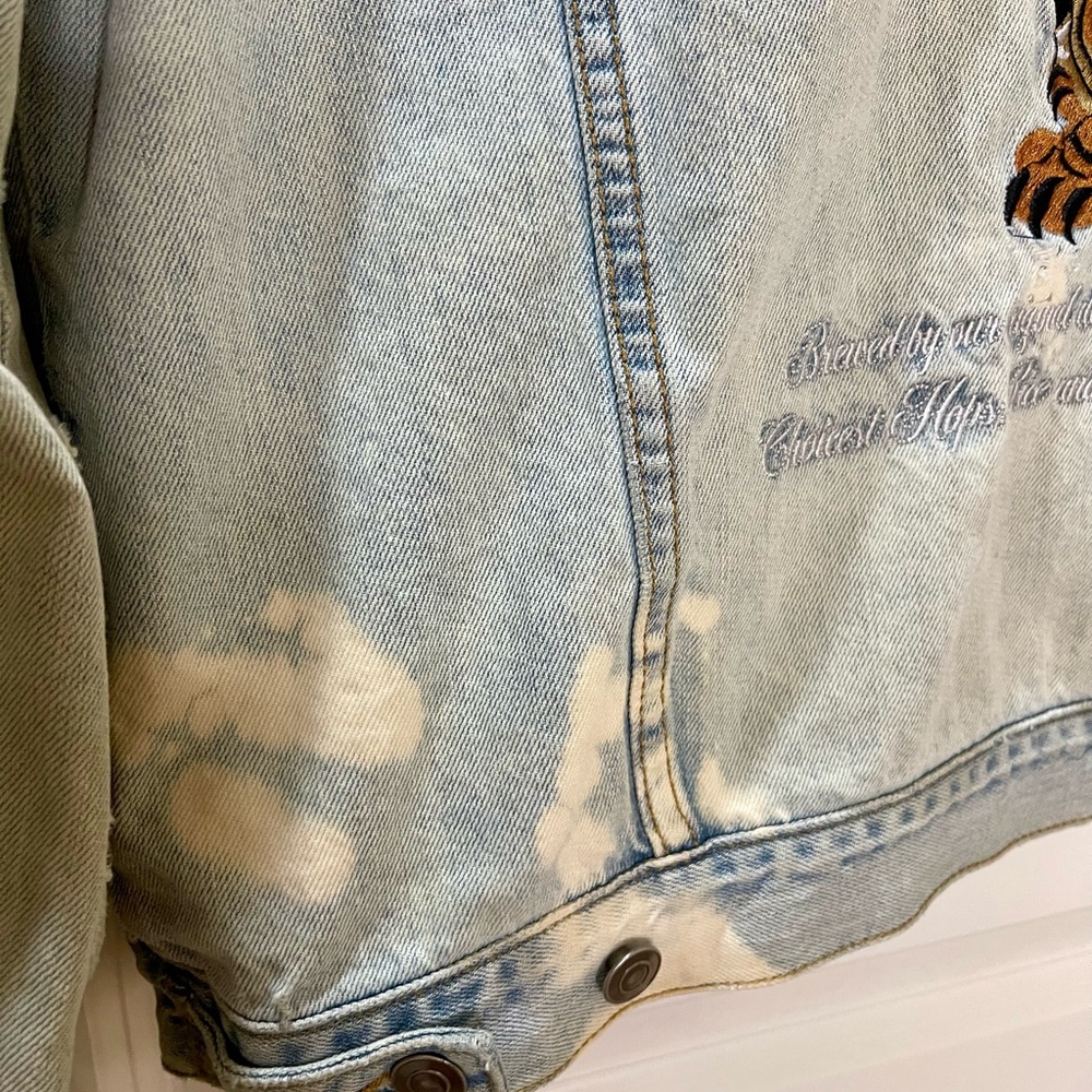 Rare Budweiser Distressed Light Blue Denim Jacket w/Embroidered Tiger Size M/L - Picture 4 of 16
